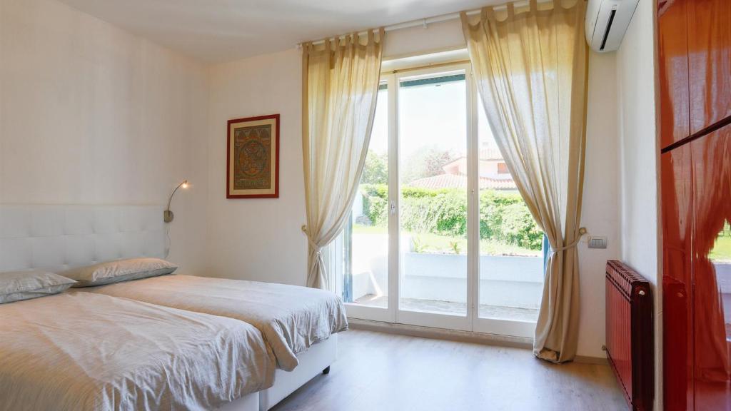 une chambre avec un lit et une grande fenêtre dans l'établissement Villa Sarah 102 Emma Villas, à Riccione