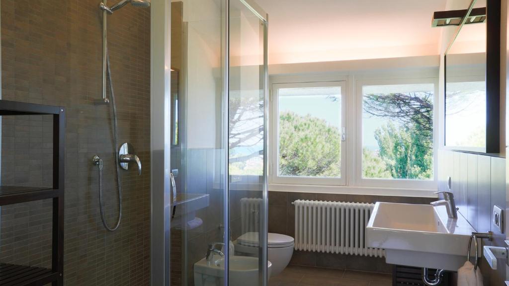 une salle de bain avec une douche, des toilettes et un lavabo dans l'établissement Villa Sarah 102 Emma Villas, à Riccione