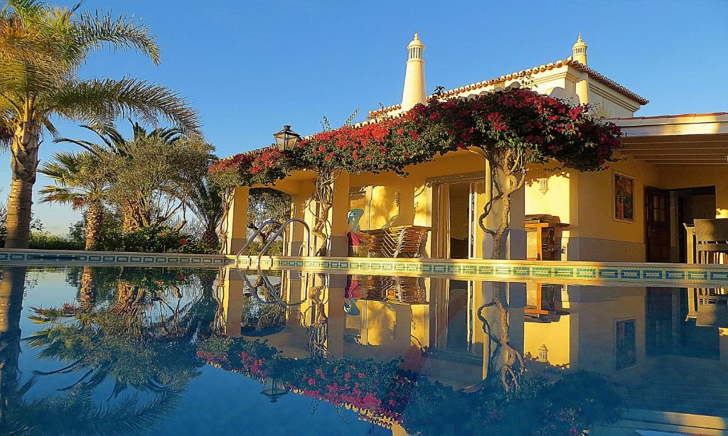 Spacious Villa in Carvoeiro with Private Pool