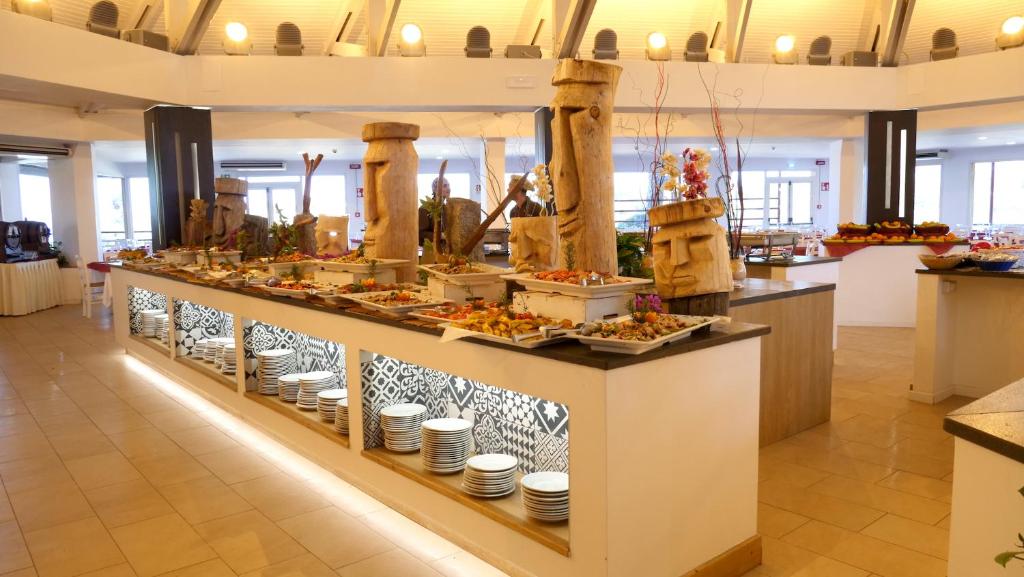 une ligne sous forme de buffet avec des aliments exposés dans un magasin dans l'établissement Club Esse Cala Bitta, à Baja Sardinia