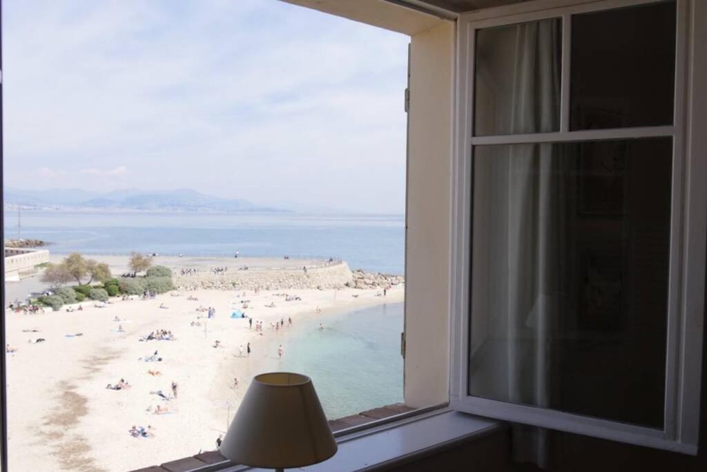 BORD DE MER - AC, WIFI, chic, sea view, beach 2 minutes walk