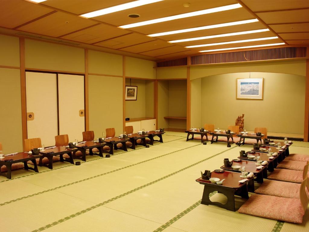 une grande chambre avec des tables et des chaises. dans l'établissement Tendo Hotel, à Tendō 37 autres photos