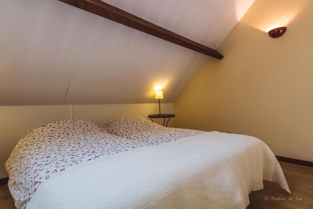 une chambre avec un lit blanc et une lampe dans l'établissement Domaine Leyvinie, gite Chardonnay, close to Dordogne, à Perpezac-le-Blanc