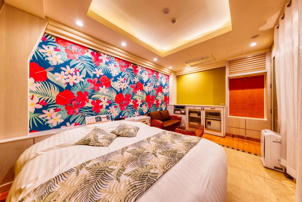 - une chambre avec un lit et un mur fleuri dans l'établissement Hotel Atlantis Hawaiian Resorts(Adult only), à Saitama 19 autres photos