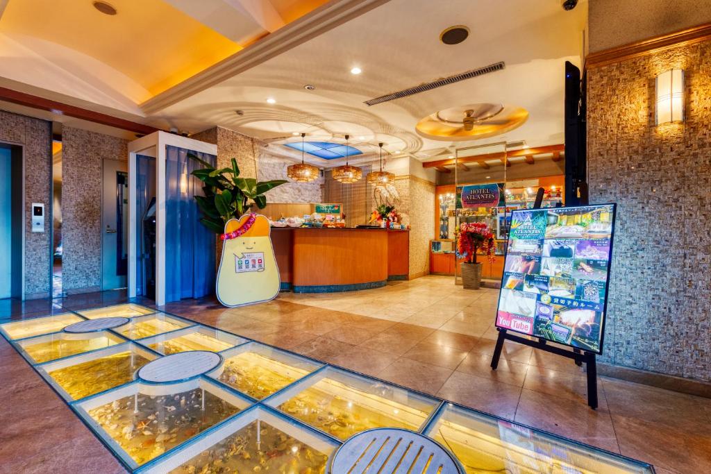 un magasin avec une vitrine au milieu d'une pièce dans l'établissement Hotel Atlantis Hawaiian Resorts(Adult only), à Saitama