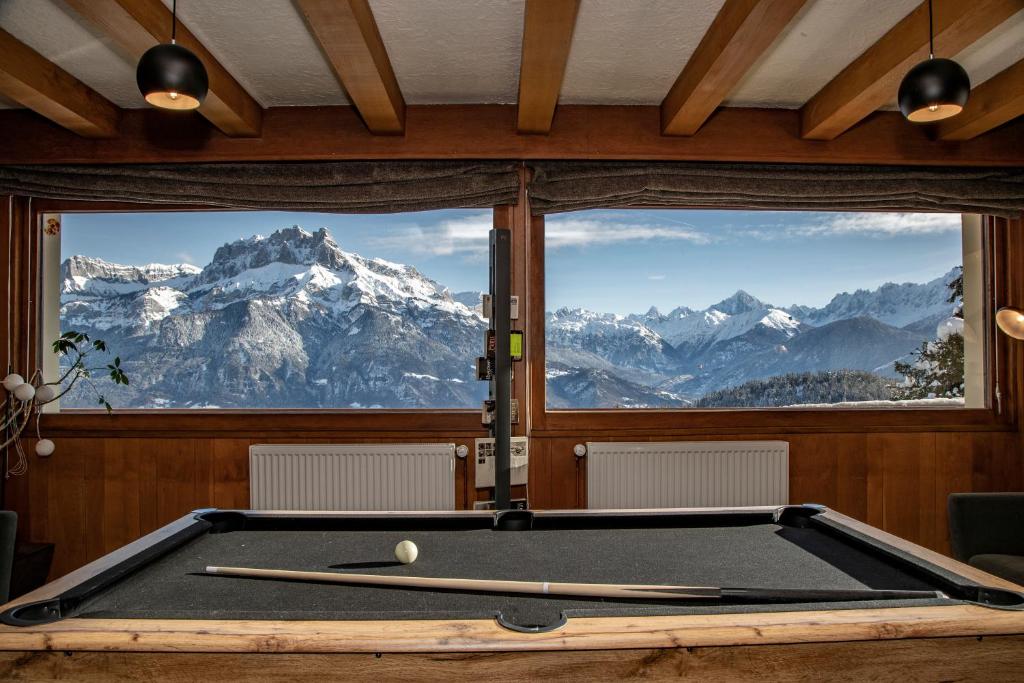 - un billard dans une chambre avec vue sur les montagnes dans l'établissement Chalet Les Rhodos, à Cordon