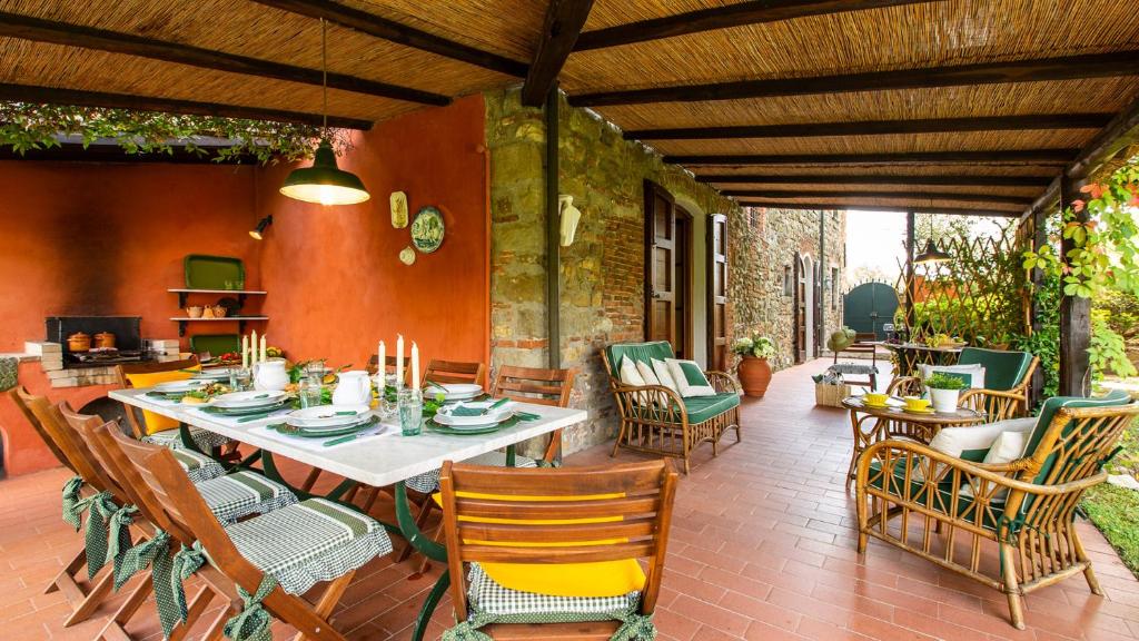 un patio extérieur avec une table et des chaises dans l'établissement VILLA IL COLLE DI MORIANO 8, Emma Villas, à Lucques