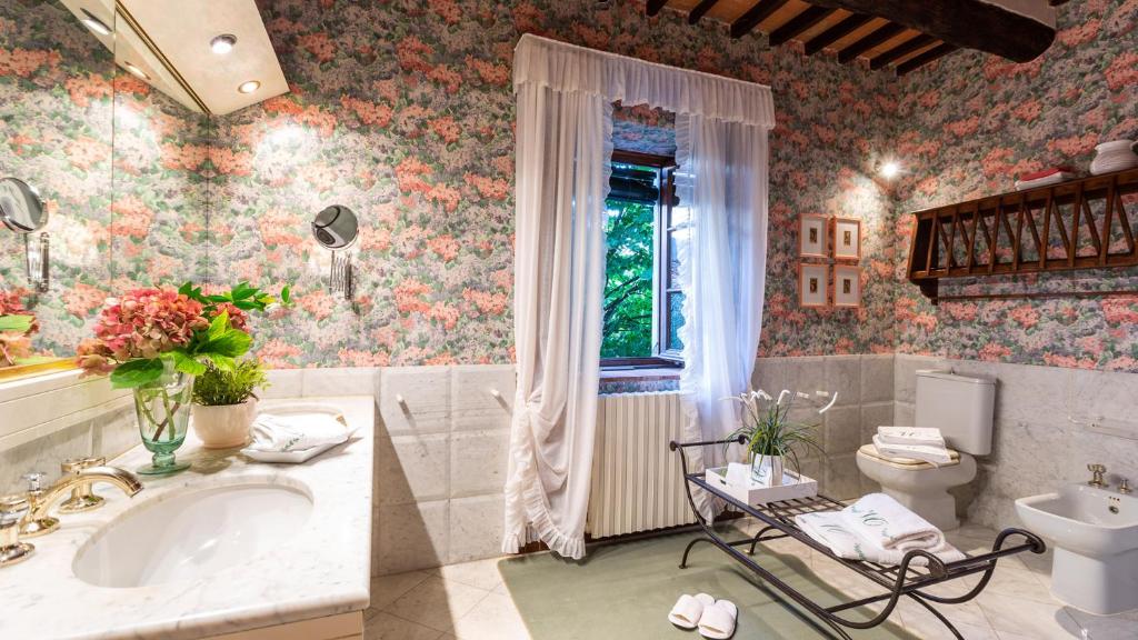 une salle de bain avec une baignoire, un lavabo et des toilettes dans l'établissement VILLA IL COLLE DI MORIANO 8, Emma Villas, à Lucques