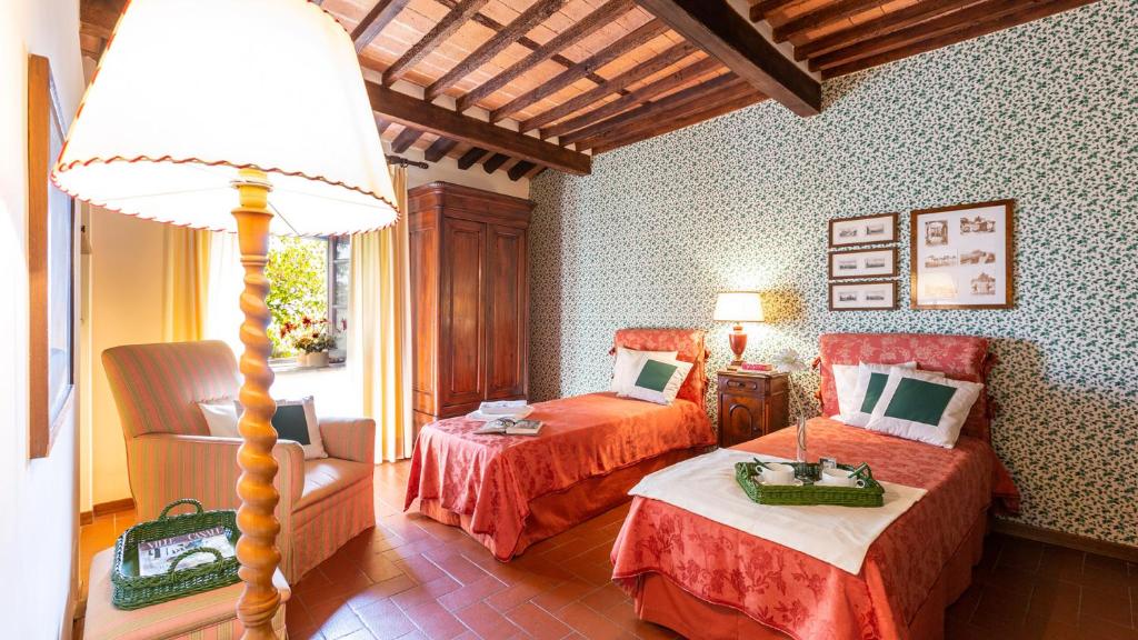 - une chambre avec 2 lits et une lampe dans l'établissement VILLA IL COLLE DI MORIANO 8, Emma Villas, à Lucques 59 autres photos