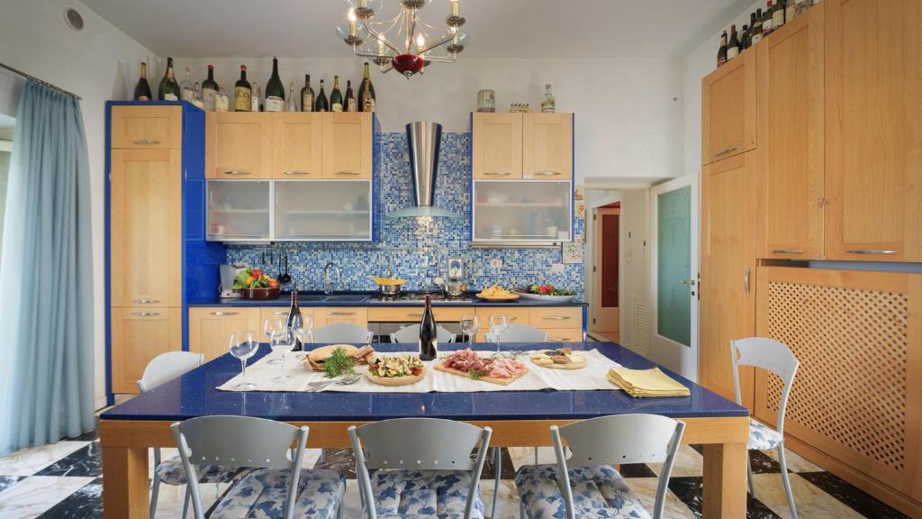 une cuisine avec une table avec de la nourriture dessus dans l'établissement VILLA VITTORIA D'ANGHIARI 7&3, Emma Villas, à Anghiari