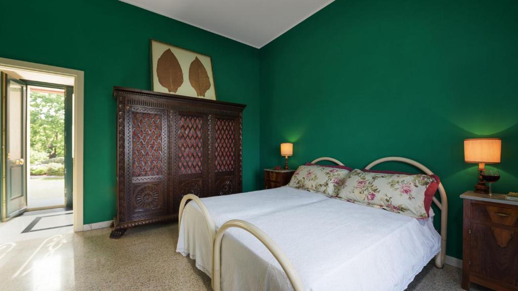 - une chambre avec des murs verts et un lit avec des draps blancs dans l'établissement VILLA VITTORIA D'ANGHIARI 7&3, Emma Villas, à Anghiari 53 autres photos