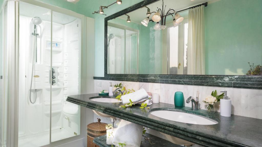 une salle de bain avec deux lavabos et un miroir dans l'établissement VILLA VITTORIA D'ANGHIARI 7&3, Emma Villas, à Anghiari