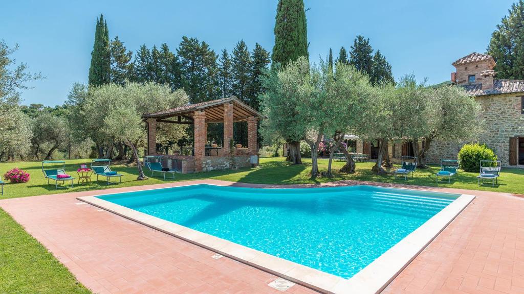 une image d'une piscine dans une cour dans l'établissement Casa Torrione 14, Emma Villas, à Paciano