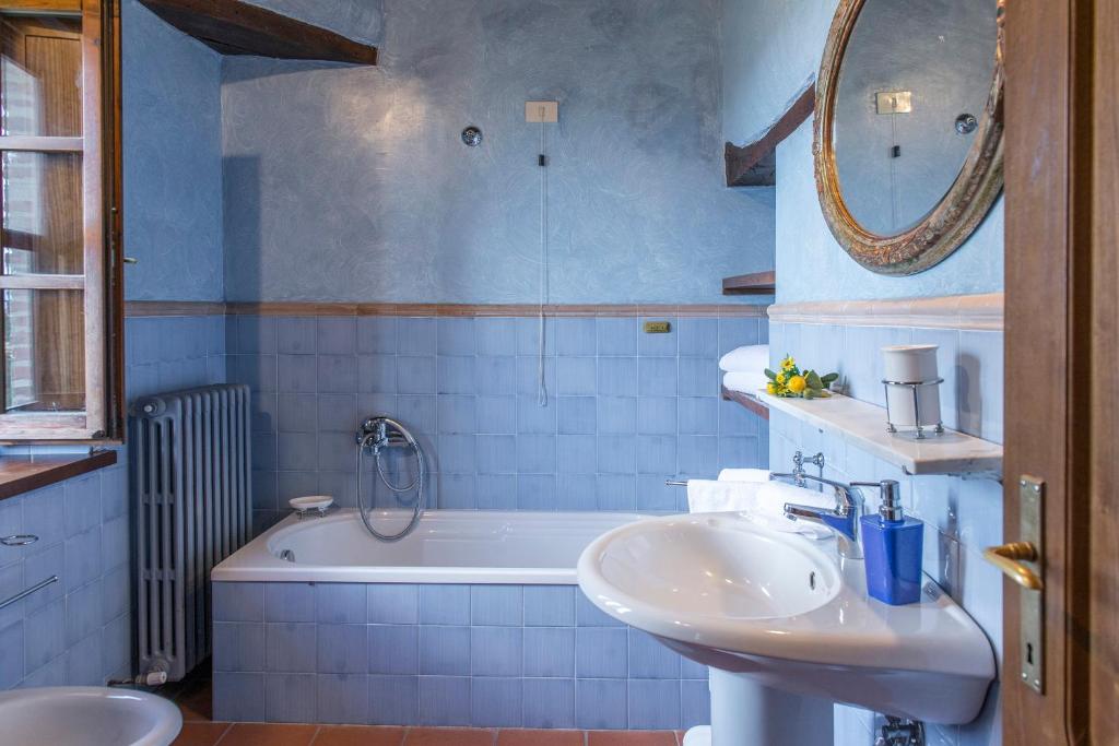 une salle de bain avec un lavabo et une baignoire dans l'établissement Casa Torrione 14, Emma Villas, à Paciano 39 autres photos