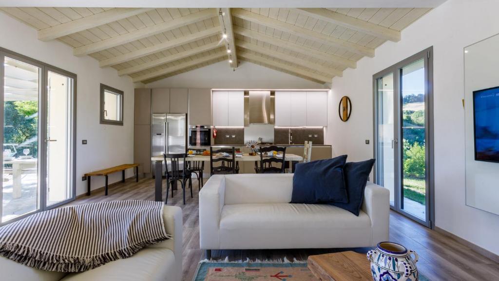 un salon avec un canapé blanc et une table dans l'établissement Villa Mia 6, Emma Villas, à Mercato Saraceno