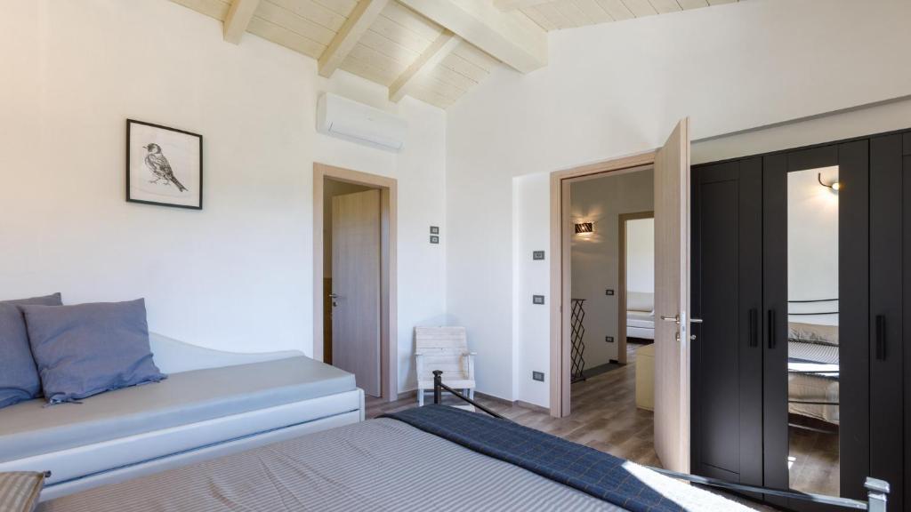 - une chambre blanche avec un lit et une porte dans l'établissement Villa Mia 6, Emma Villas, à Mercato Saraceno 30 autres photos