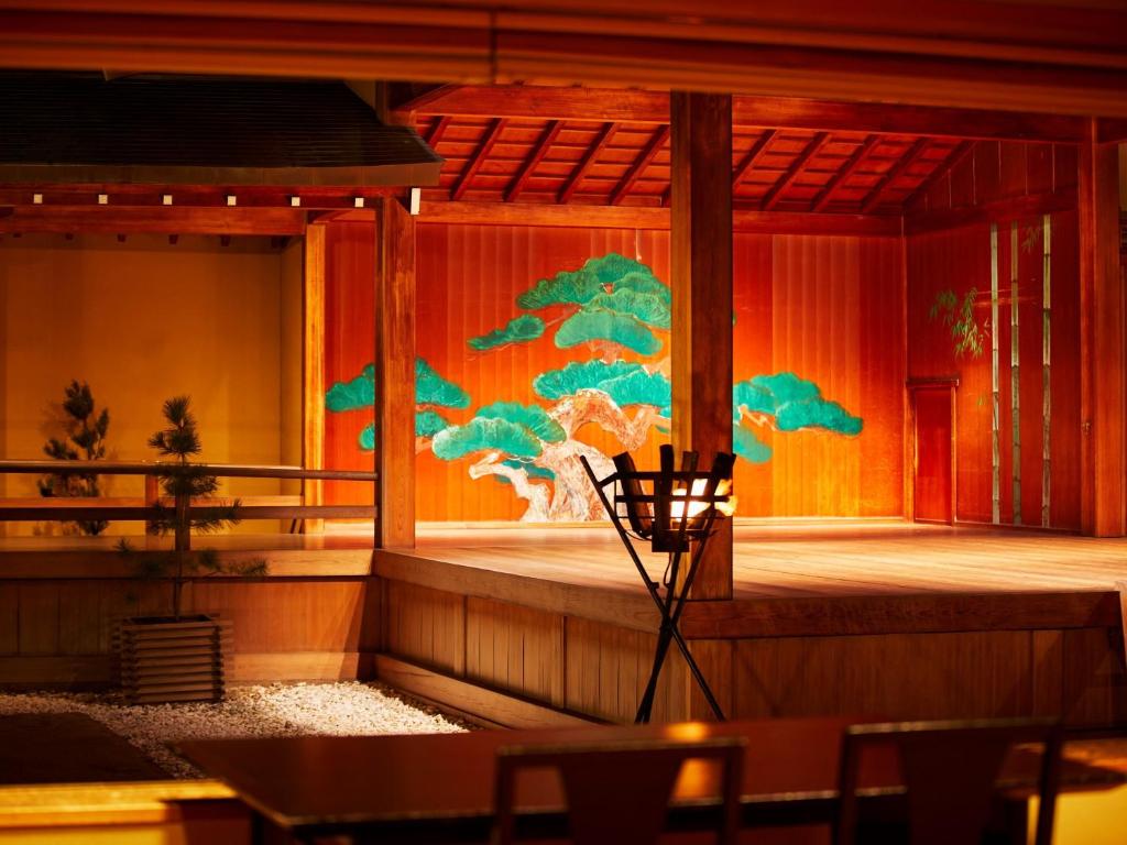 une scène avec une peinture d'arbres sur le mur dans l'établissement Yamatoya Honten, à Matsuyama