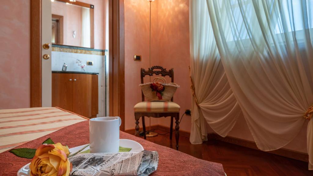 une chambre avec un lit, une chaise et une table dans l'établissement VILLA GABRI 8&2, Emma Villas, à Montecarlo