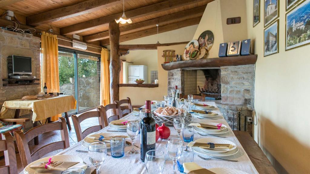 Télévision ou salle de divertissement dans l'établissement Val di Marco 12, Emma Villas