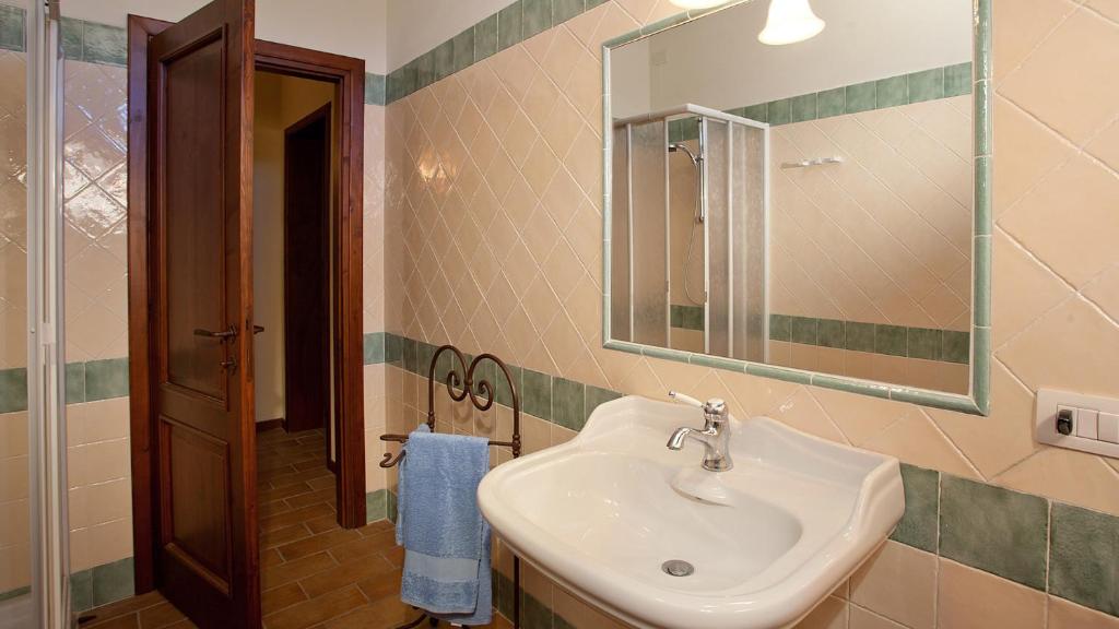 Salle de bains dans l'établissement Val di Marco 12, Emma Villas