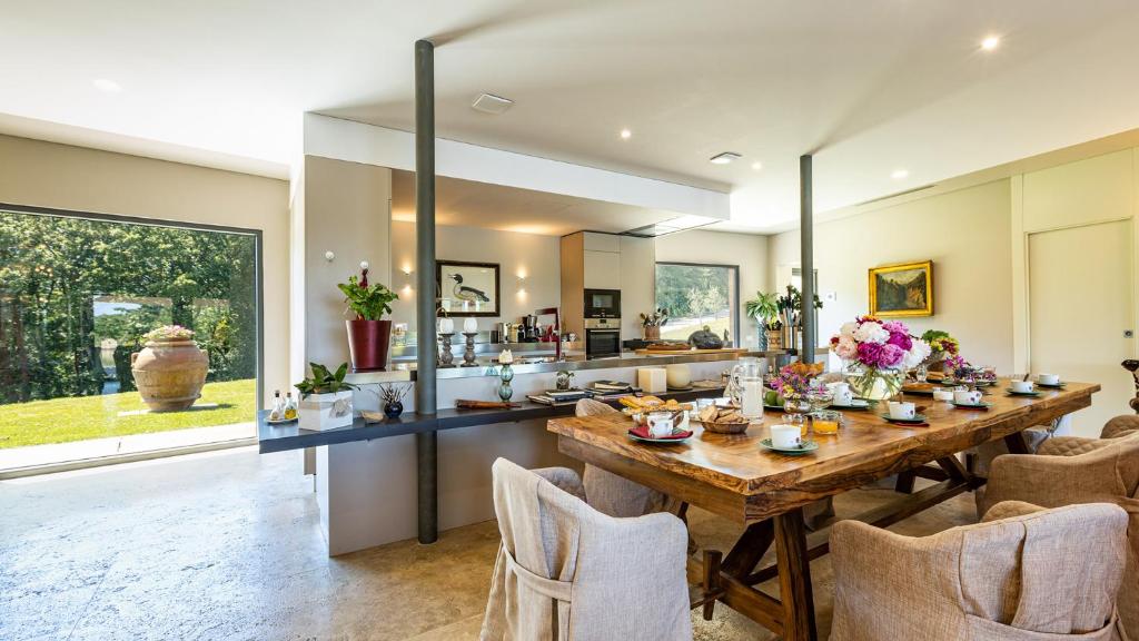 une salle à manger avec une grande table et des chaises en bois dans l'établissement Villa Airone 12, Emma Villas, à Radicondoli