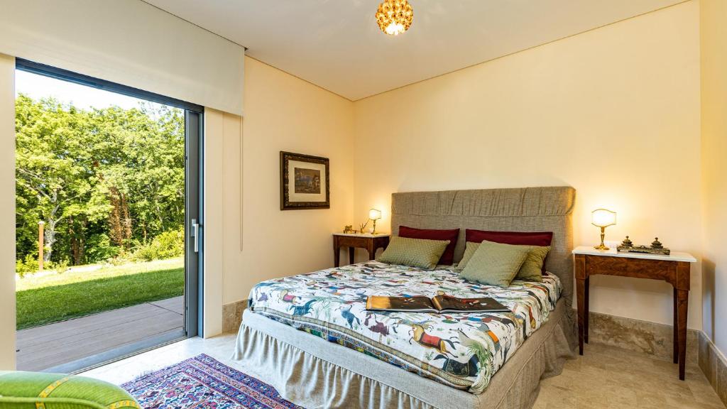 une chambre avec un lit et une grande fenêtre dans l'établissement Villa Airone 12, Emma Villas, à Radicondoli 47 autres photos