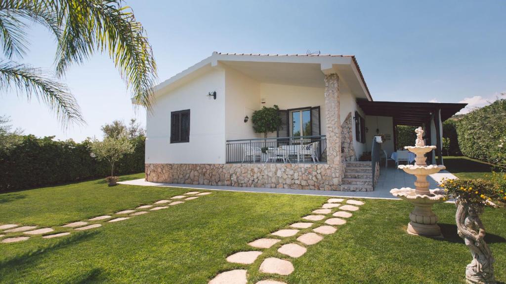 une maison avec un jardin et une fontaine dans la cour dans l'établissement VILLA FERRADINA 4&2, Emma Villas, à Ispica