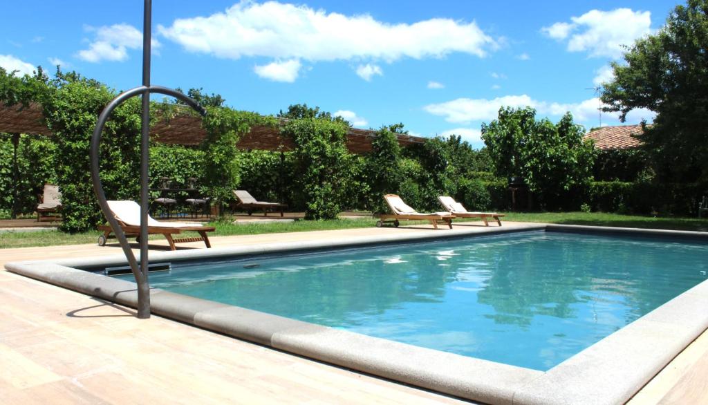 une piscine avec deux chaises et une balançoire dans l'établissement Commenda Cavalieri Ordine di Malta, à Vignanello 31 autres photos