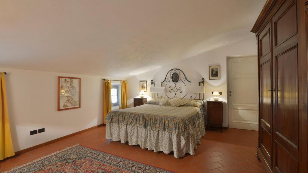 une chambre avec un lit dans une pièce dans l'établissement Villa Alida 12, Emma Villas, à Capannori 45 autres photos