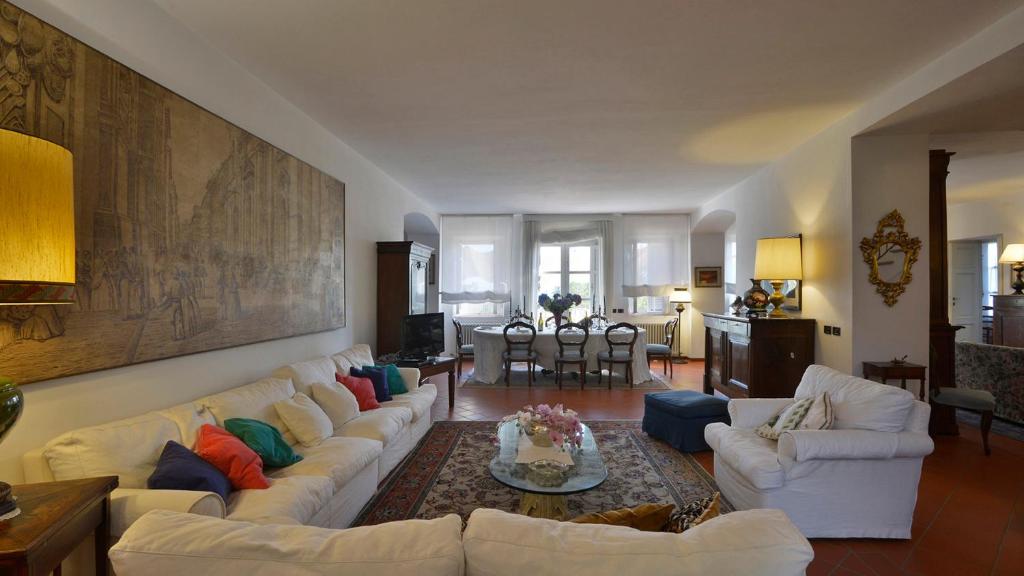 un salon avec des canapés blancs et une table dans l'établissement Villa Alida 12, Emma Villas, à Capannori