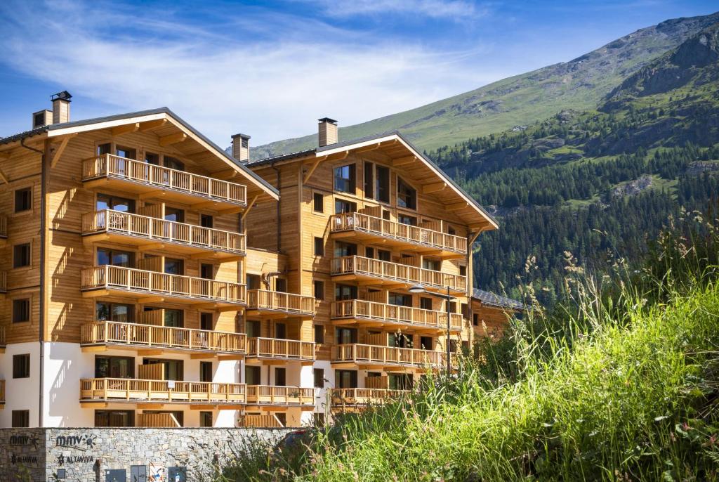 un grand bâtiment au sommet d'une colline dans l'établissement Résidence Club MMV L'Altaviva, à Tignes