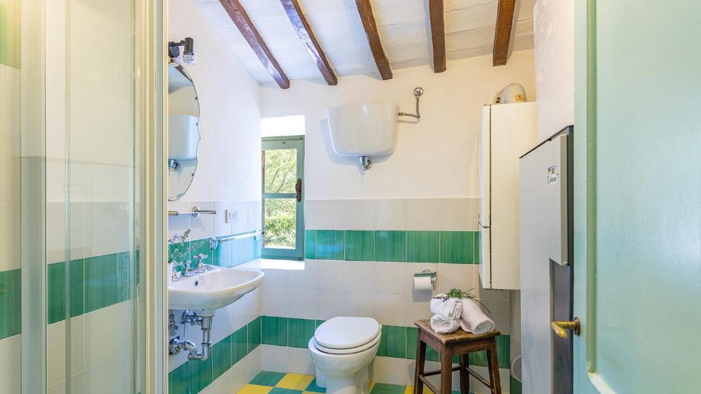 une salle de bain avec toilettes et lavabo dans l'établissement I Mandorli 8, Emma Villas, à Cortone