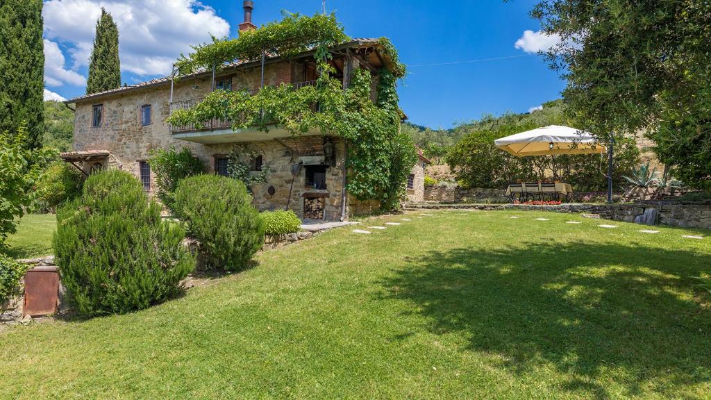 une vieille maison en pierre avec une grande cour dans l'établissement I Mandorli 8, Emma Villas, à Cortone