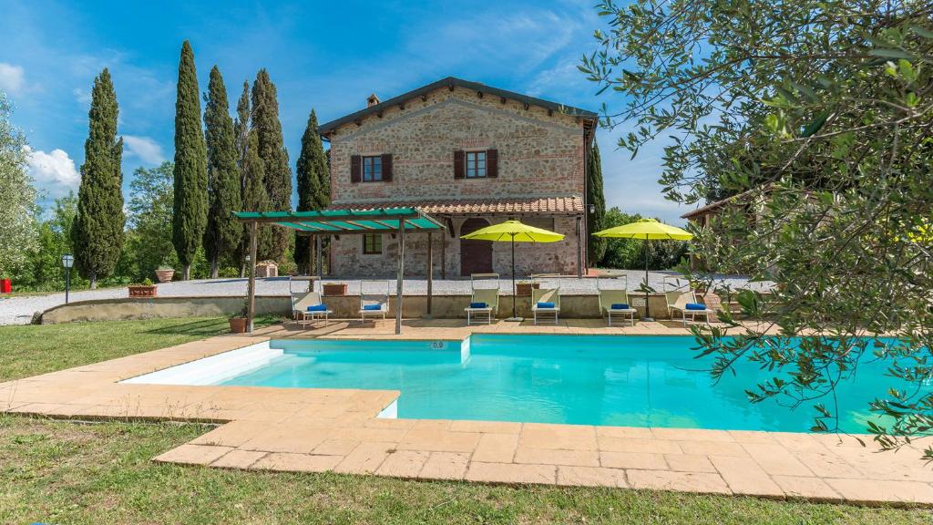 une maison avec piscine devant un immeuble dans l'établissement Podere Calcheto 14, Emma Villas, à Montecatini Val di Cecina