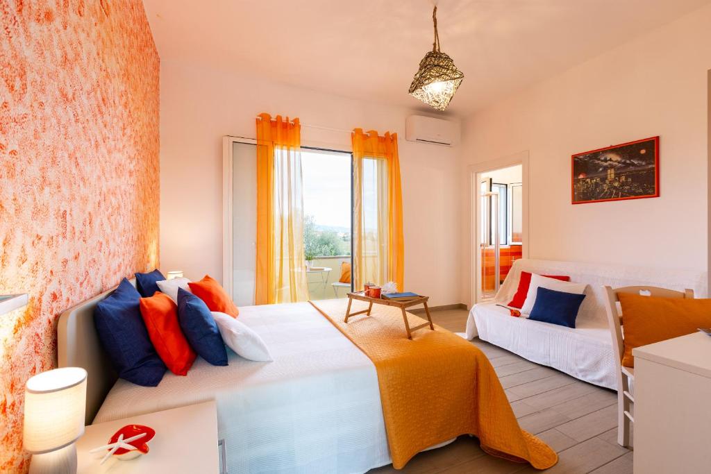 une chambre avec deux lits et une fenêtre dans l'établissement IL NOCCIOLO 12, Emma Villas, à Cecina