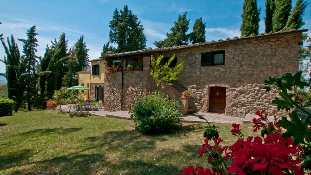 - une vue sur l'extérieur d'une maison en pierre avec une cour dans l'établissement FRANTUSA 6&2, Emma Villas, à Volterra