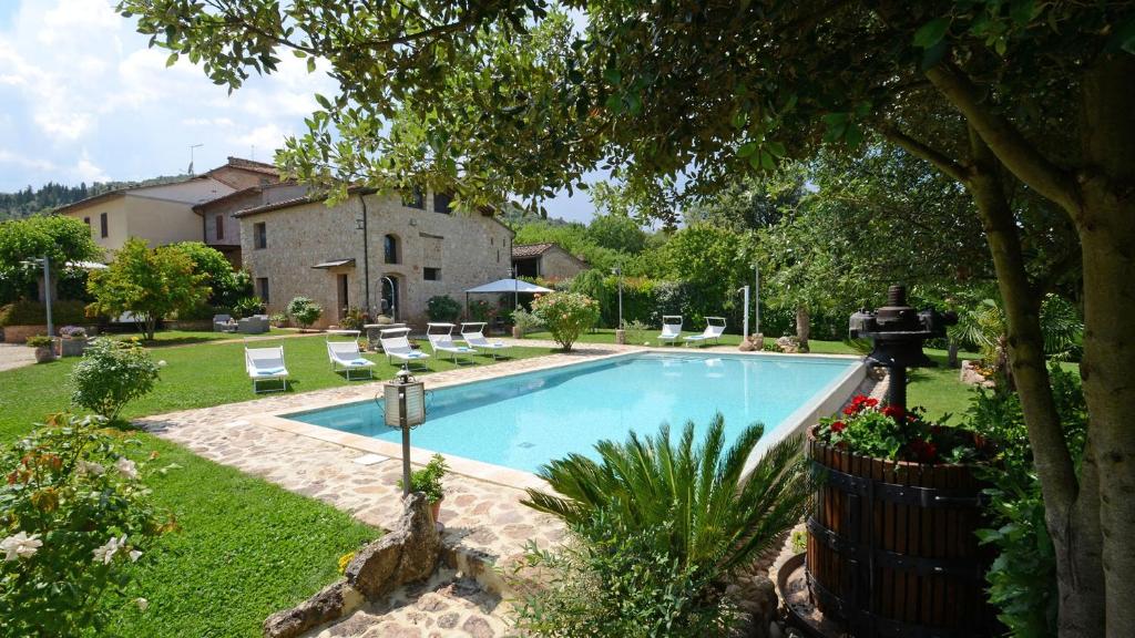 une piscine dans la cour d'une maison dans l'établissement LA CAPANNA DI FRANCA 6&2, Emma Villas, à Sovicille