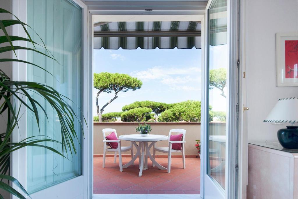 d'une porte-fenêtre menant à une table et des chaises. dans l'établissement President Hotel, à Forte dei Marmi