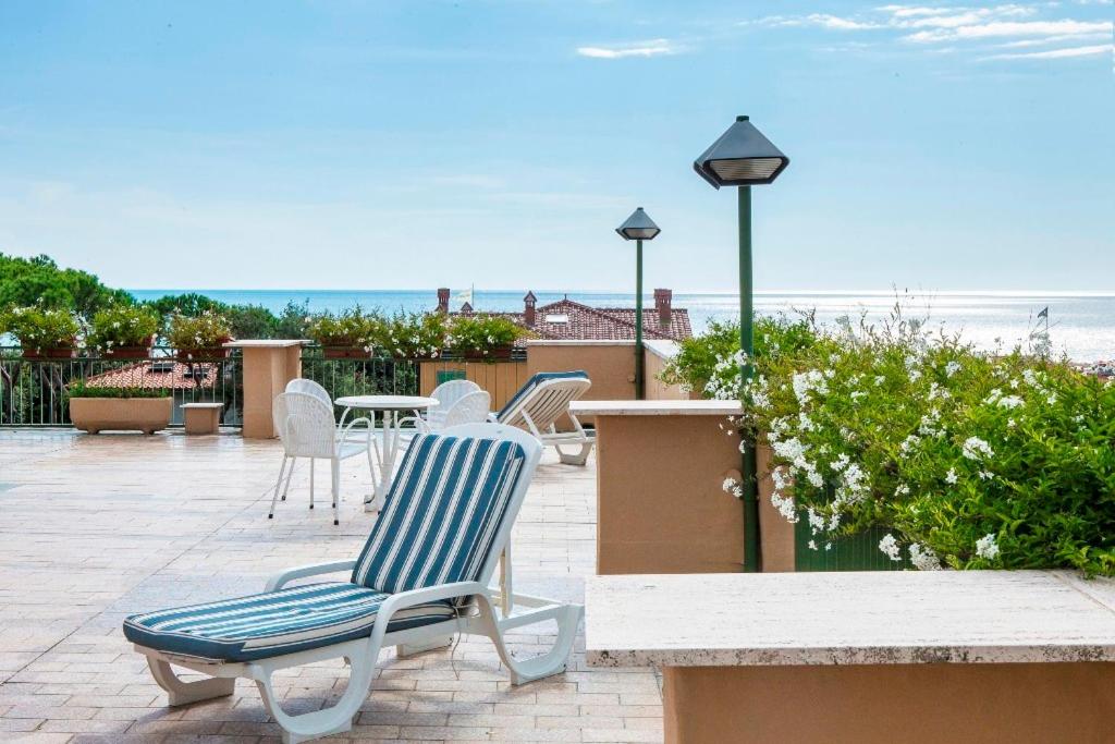 d'une terrasse avec des chaises et une table et la plage. dans l'établissement President Hotel, à Forte dei Marmi