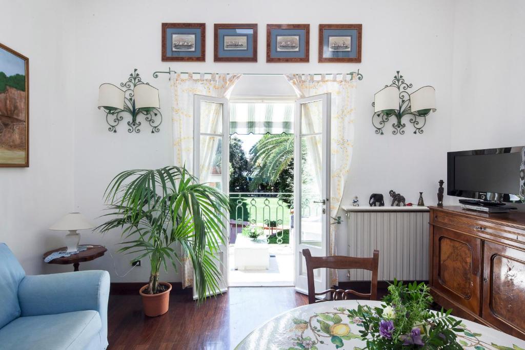 d'un salon avec une table et une porte coulissante en verre. dans l'établissement President Hotel, à Forte dei Marmi