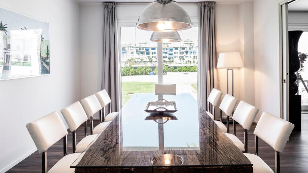 une salle à manger avec une table et des chaises et une grande fenêtre dans l'établissement PORTOVERDE BEACH VILLA 12, Emma Villas, à Misano Adriatico