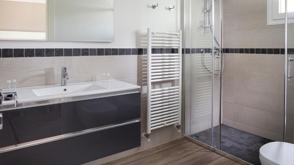 une salle de bain avec un lavabo et une douche dans l'établissement PORTOVERDE BEACH VILLA 12, Emma Villas, à Misano Adriatico
