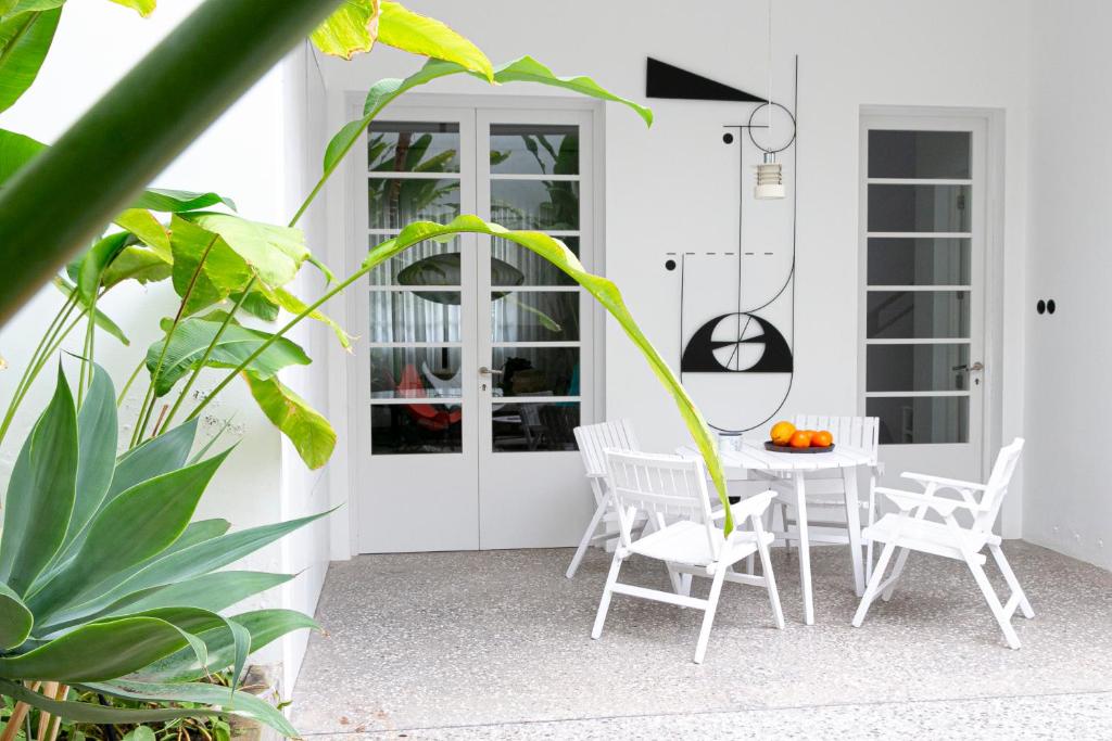 Luxury modernist design townhouse with garden 4