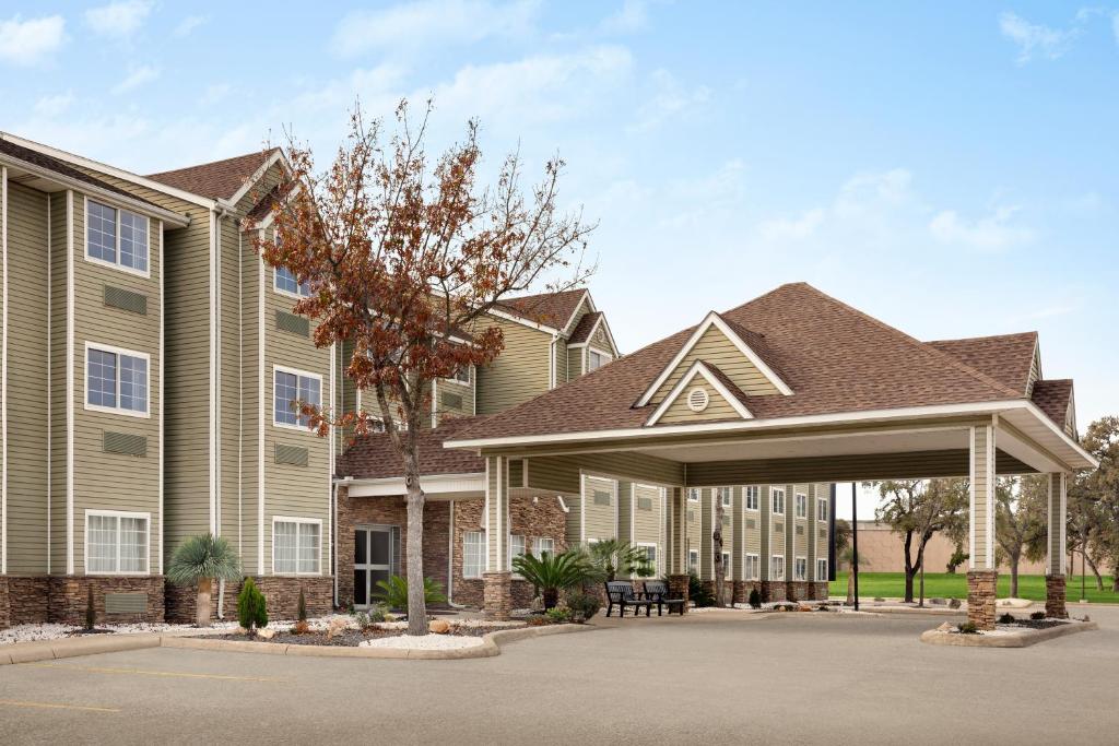 Super 8 by Wyndham San Antonio Airport North Image