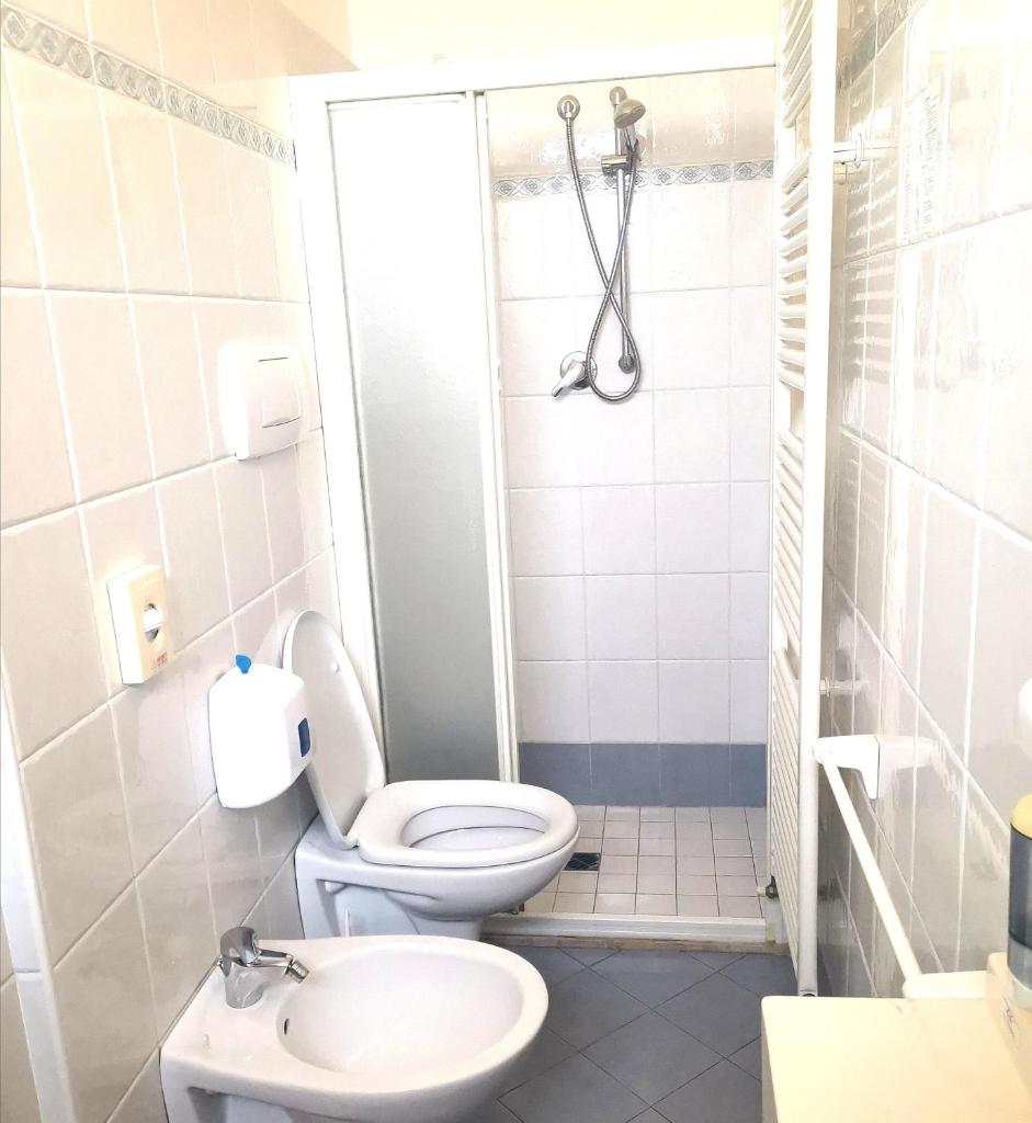 une salle de bain avec toilettes et douche dans l'établissement Hotel Alcazar, à Rimini 64 autres photos