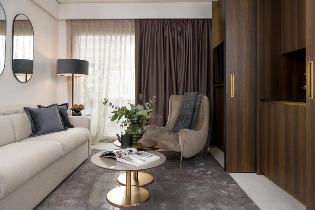 un salon avec un canapé et une table dans l'établissement We Me Suite Hotel, à Riccione 103 autres photos