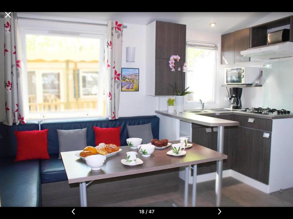 une cuisine avec une table avec de la nourriture dessus dans l'établissement Best Holiday Port Grimaud, à Grimaud