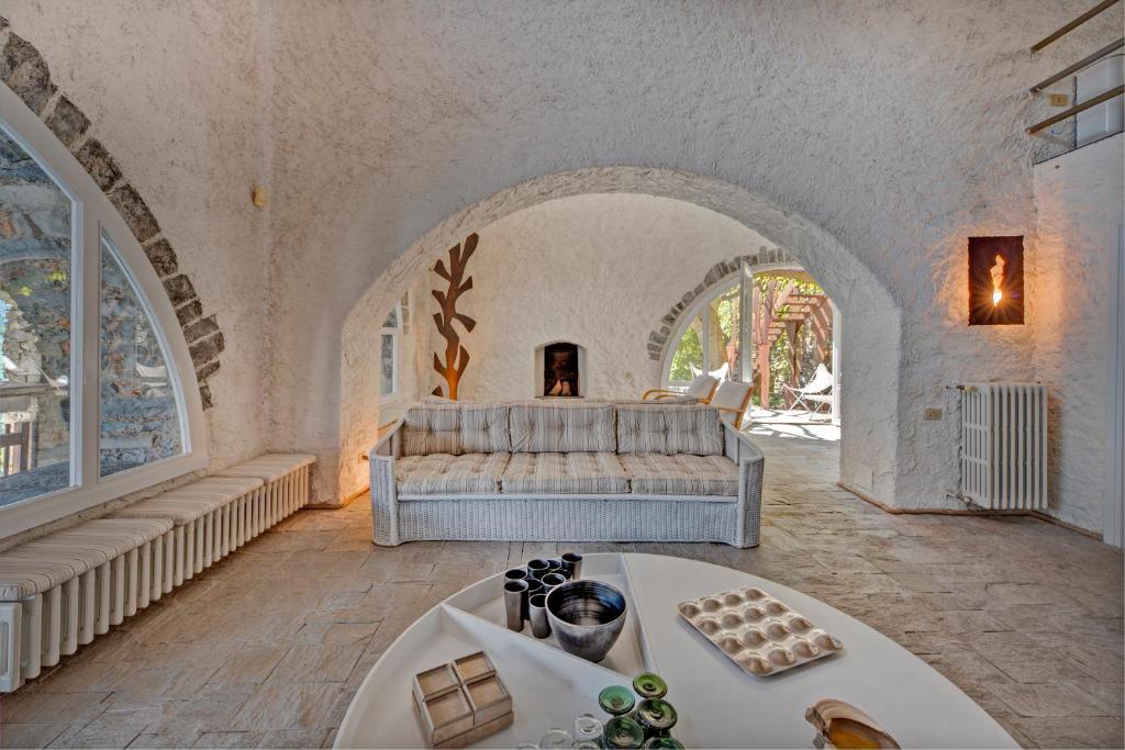 un salon avec un canapé et une table dans l'établissement La Filanda - The House Of Travelers, à Brienno