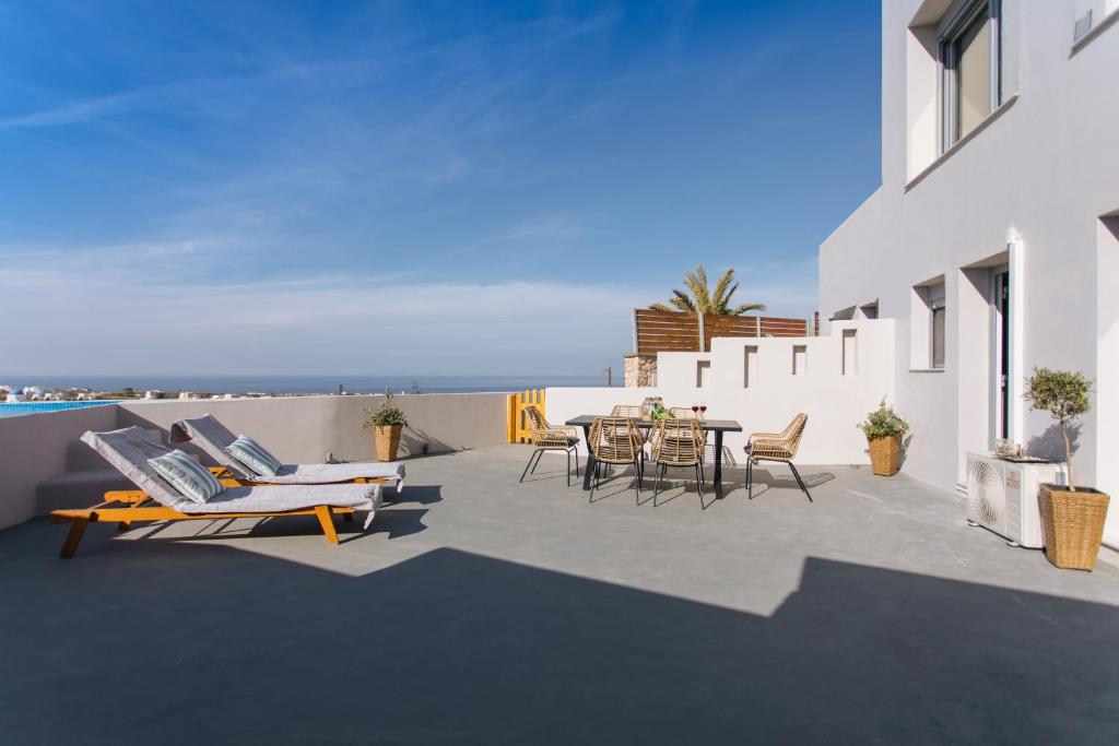 Amer Villa Santorini with outdoor hot tub 7
