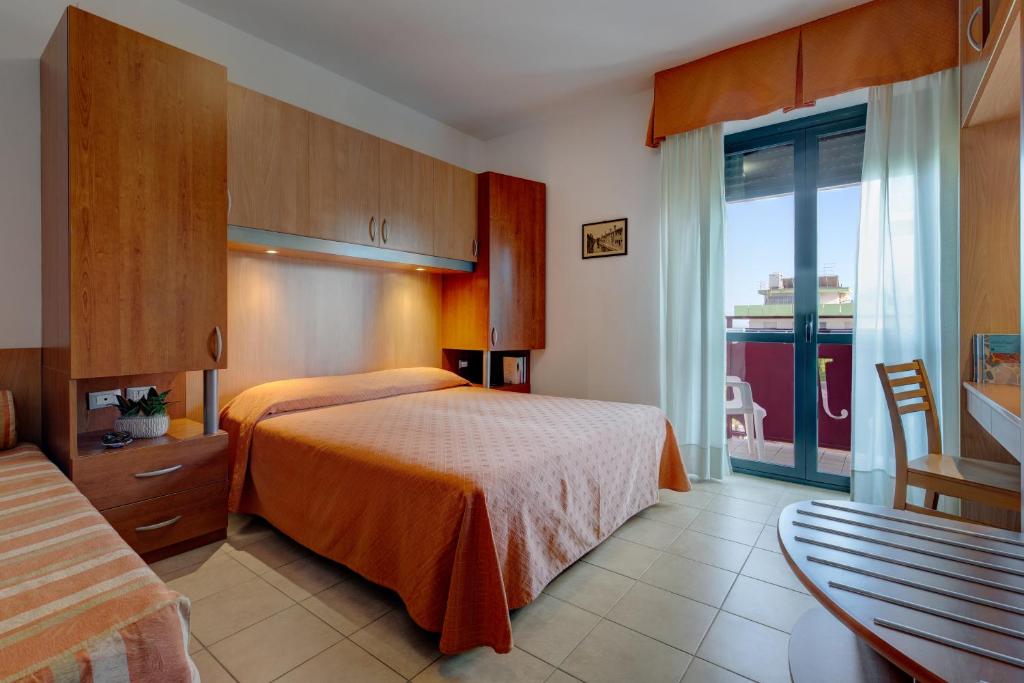 une chambre d'hôtel avec un lit et un balcon dans l'établissement Hotel Jalisco, à Lido di Jesolo